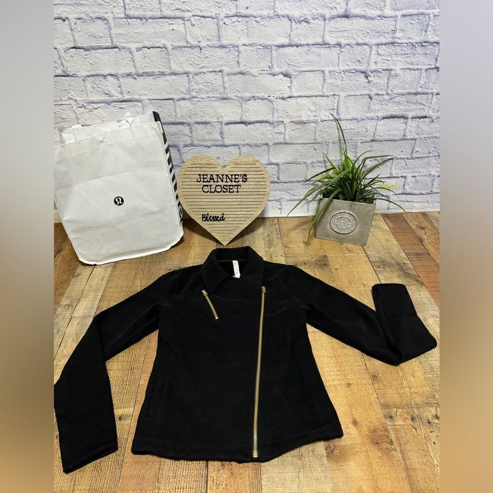 Lululemon Lab Shadow Jacket
Black size 4